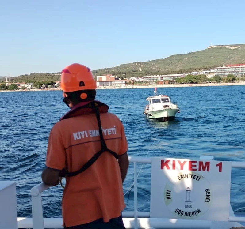 Çanakkale Boğazı’nda sürüklenen tekne kurtarıldı
