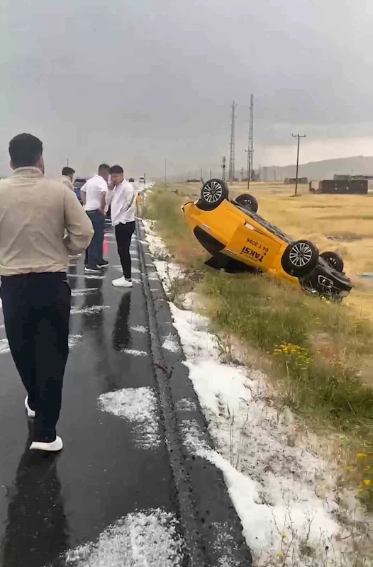 Iğdır-Doğubayazıt yolunda dolu kazaya neden oldu
