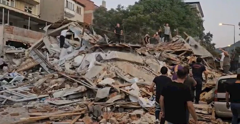 Balıkesir’de 6.1’lik deprem: Bir bina çöktü
