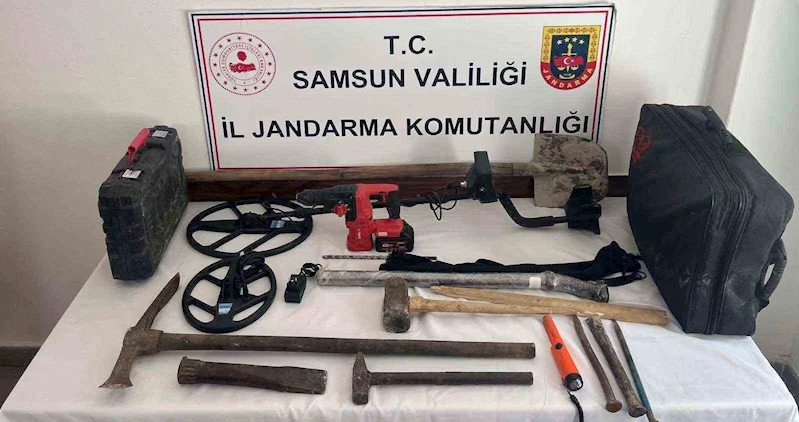 Samsun’da kaçak kazı yapan 3 kişi jandarmaya yakalandı

