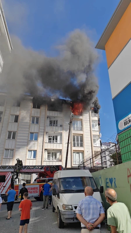 Esenyurt’ta 4 katlı binada çıkan yangın paniğe neden oldu
