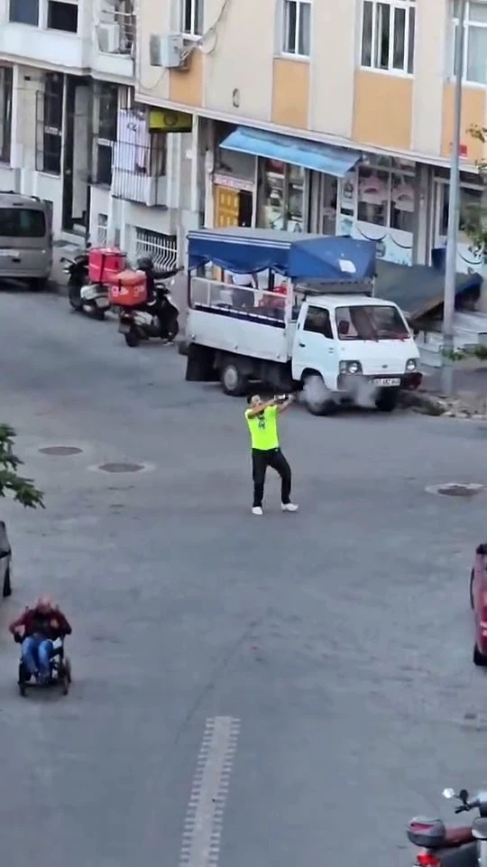 Husumetlilerin oturduğu kıraathaneye pompalı tüfekle ateş açtı: O anlar kamerada

