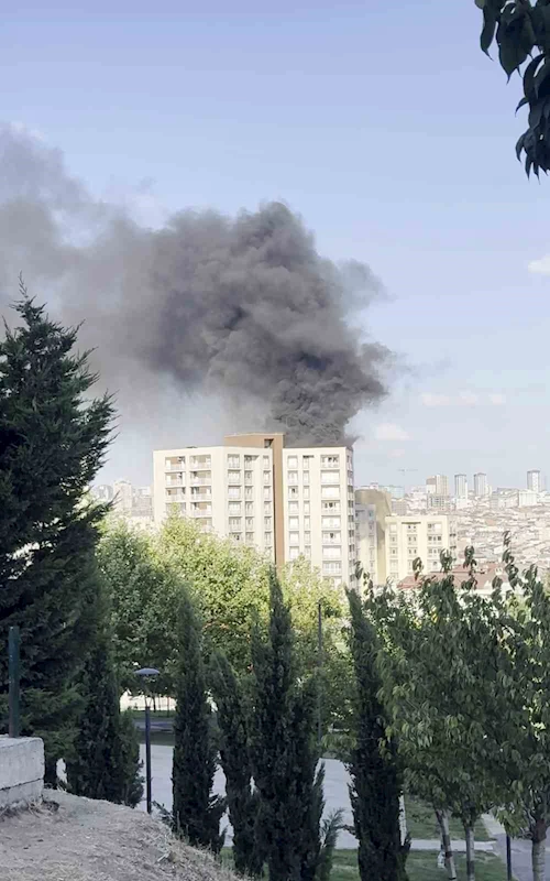 Bağcılar 2040 Sokak’taki 15 katlı bir binada yangın çıktı. Çok sayıda itfaiye ekibi yangını söndürmek için çalışma başlatırken, vatandaşların binadan tahliye edildiği öğrenildi.
