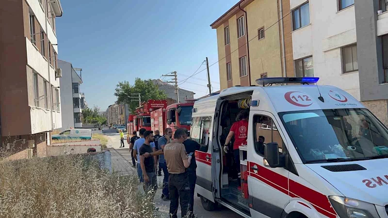 Apartman dairesinde çıkan yangında dumandan zehirlen 56 yaşıdaki adam hayatını kaybetti
