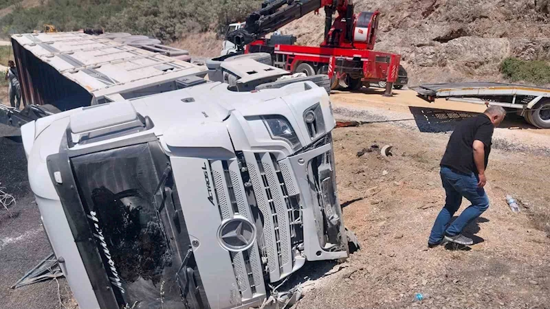 Kömür yüklü tır devrildi: Sürücünün burnu bile kanamadı

