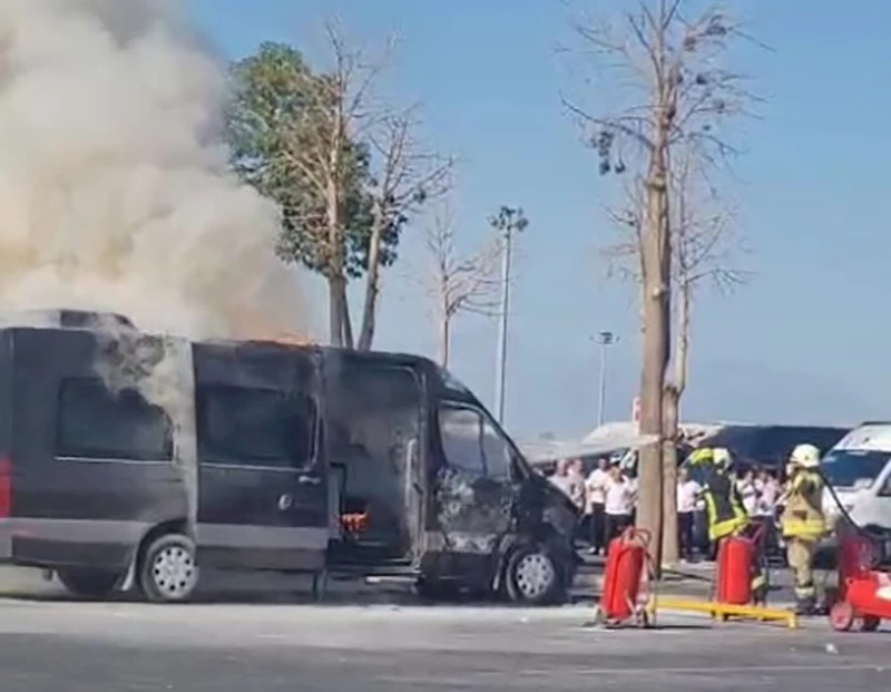 Havalimanında park halindeki minibüs alevlere teslim oldu
