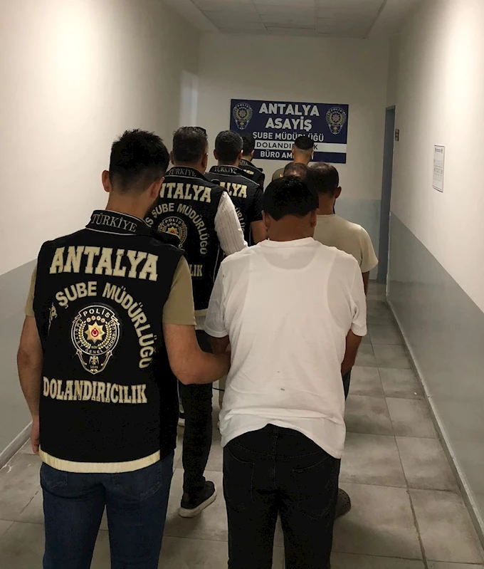 Antalya’da kendini devlet görevlisi olarak tanıtıp vurgun yapan 4 şüpheli tutuklandı

