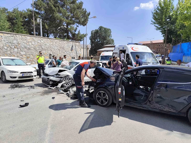 Bitlis’te otomobiller çarpıştı: 10 yaralı
