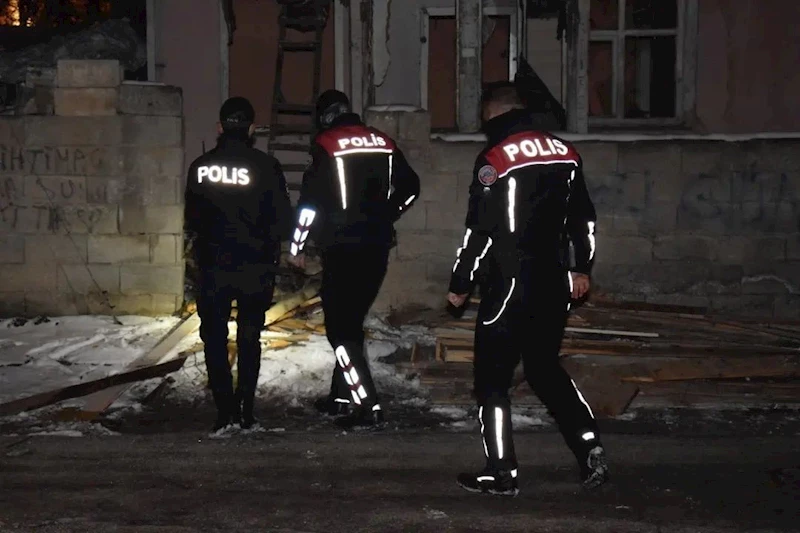 Erzincan’da polisten kaçan şüphelinin üzerinden 15 gram esrar ele geçirildi
