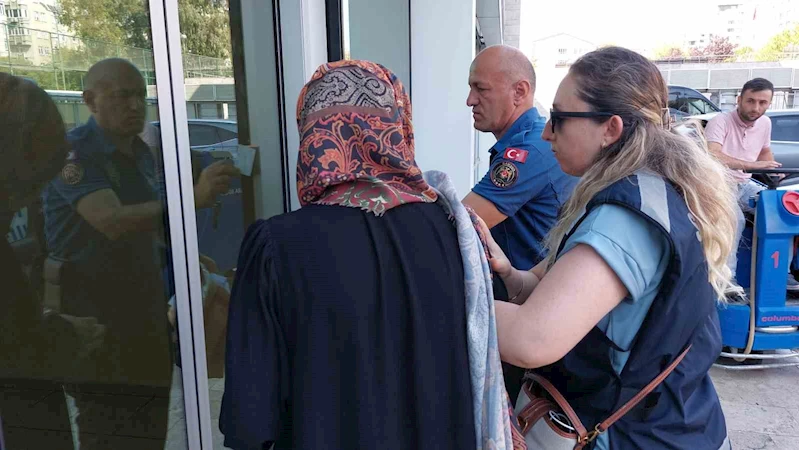 Komşusunun anahtarını kopyalayıp 1,7 milyon liralık altın çalıp sıfır araç alan kadın serbest bırakıldı
