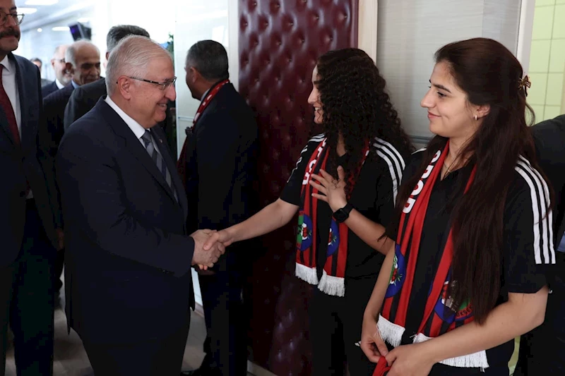 Milli Savunma Bakanı Güler, Yüksekova Kadın Futbol Takımı ile bir araya geldi
