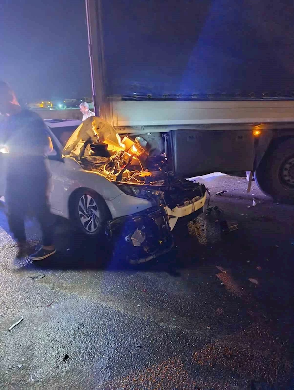 Otomobil, park halindeki tırın altına girdi: 3 ağır yaralı
