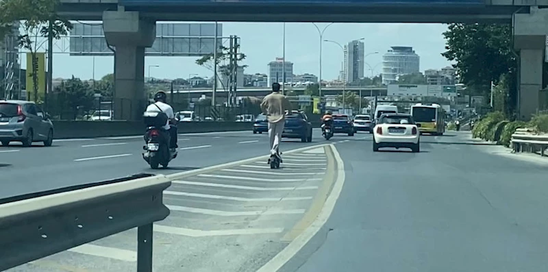 Ataşehir D-100 Karayolu’nda scooter ile tehlikeli yolculuk kamerada
