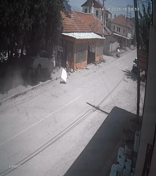 Isparta’da otomobil kıraathaneye daldı: 1 ölü, 1 yaralı
