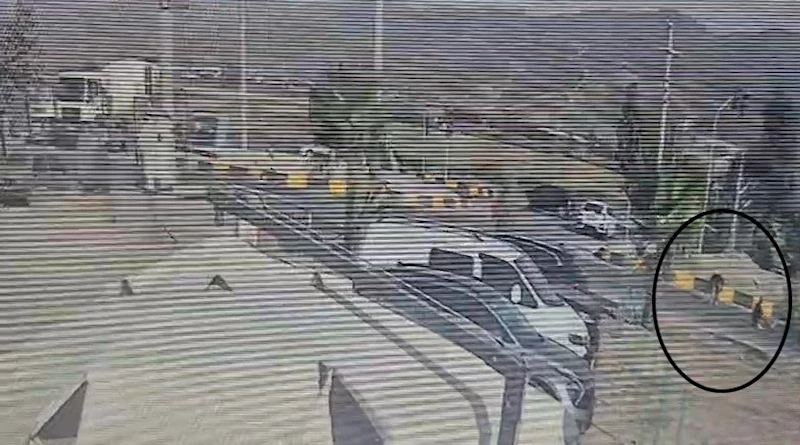 Motosikletin çarptığı yaya metrelerce havaya uçtu
