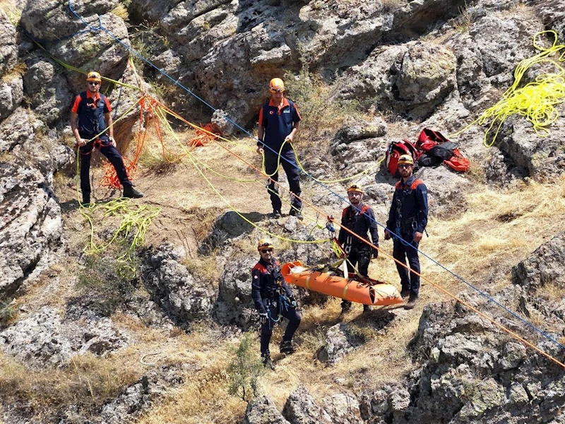 Dağda mahsur kalan yaralı vatandaşı kurtarmak için ekipler seferber oldu
