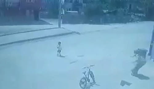 Koşarak caddeye çıkan 4 yaşındaki çocuğa otomobil böyle çarptı
