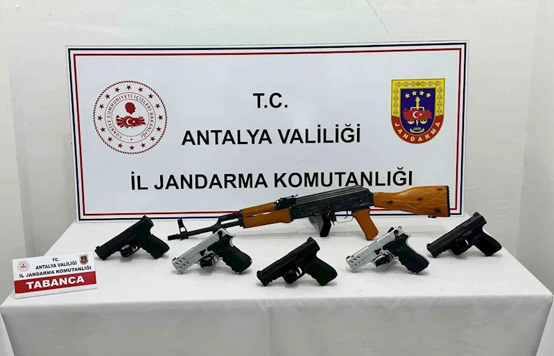 Jandarmadan ruhsatsız silah operasyonu: 5 tabanca ele geçirildi
