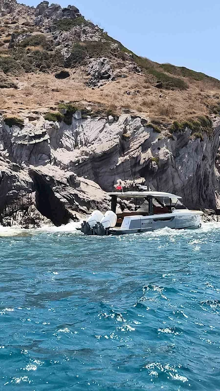 Bodrum’da arıza yapan tekne Çatal Adası’na oturdu, 3 kişi kurtarıldı
