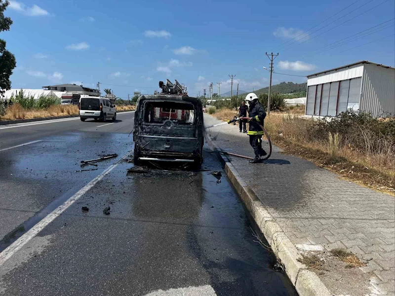 Alanya’da seyir halindeki Fiat otomobil alev aldı
