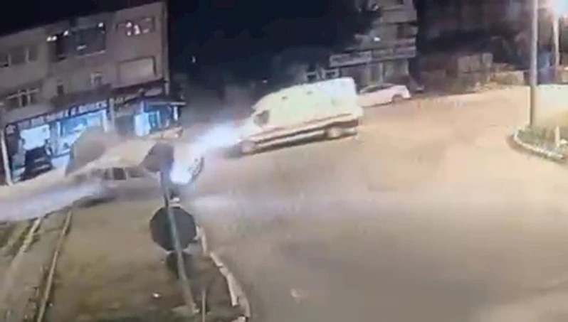 Amasya’da ambulansın hafif ticari araca çarptığı kaza kamerada
