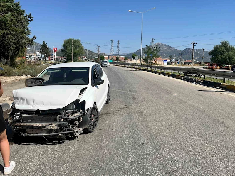 Eğirdir’de virajı alamayan otomobil bariyerlere çarptı: 3 yaralı
