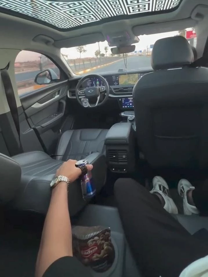 Sürücüsüz giden otomobilin arka koltuğuna geçip video çekti
