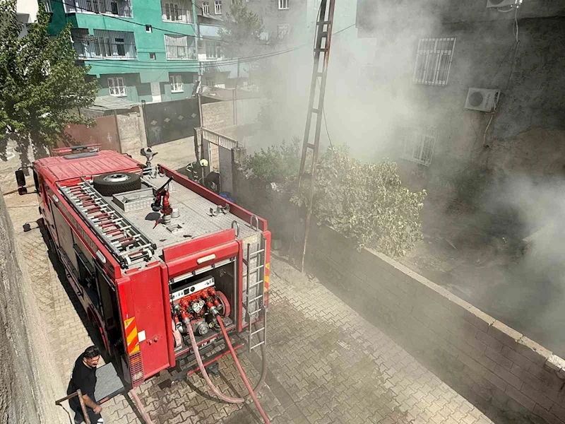 Diyarbakır’da ev yangınında 2 kişi dumandan etkilendi
