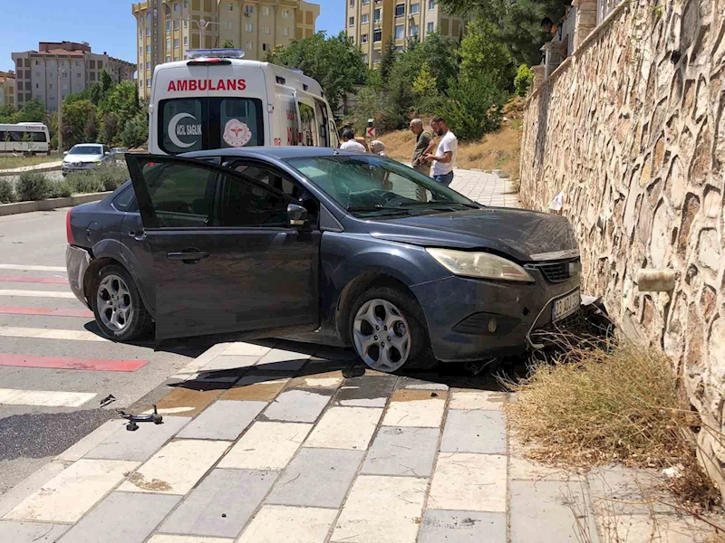 Otomobil duvara çarptı: 1 yaralı
