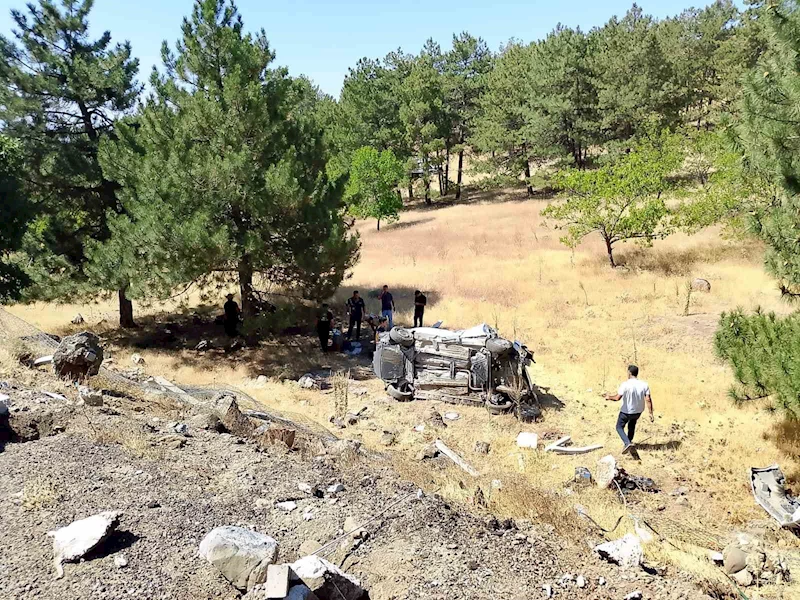Elazığ’da hafif ticari araç şarampole uçtu: 3 yaralı

