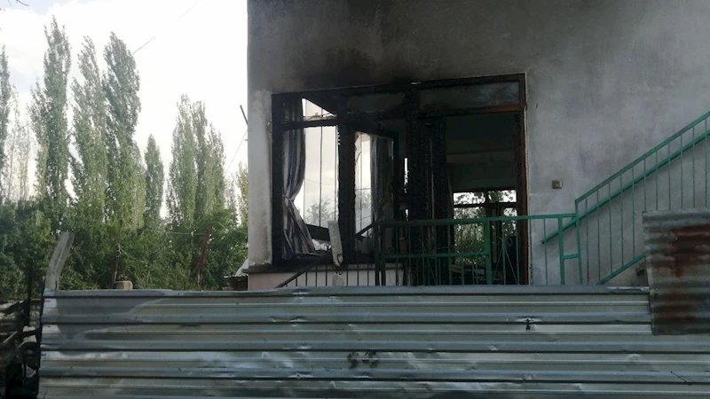 Yangını uzaktan fark eden vatandaş, müstakil evin tamamen yanmasını önledi
