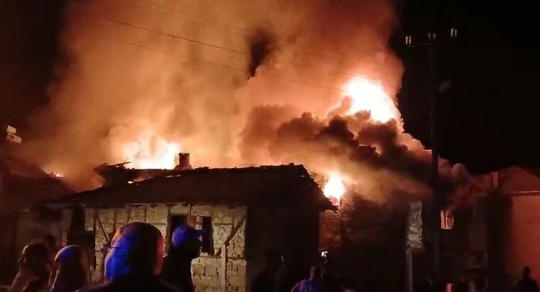 Tavşanlı Şapçı köyünde yangında 2 ev ve 2 samanlık yandı
