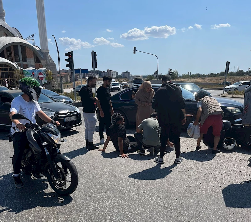 Otomobile çarpmamak için manevra yapan motosiklet devrildi: 1 yaralı

