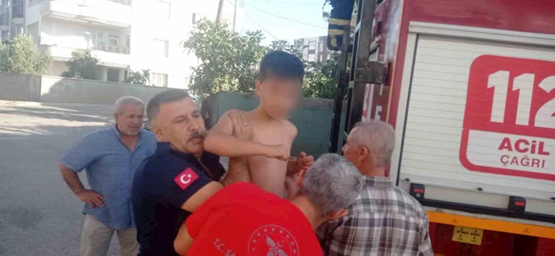 Yangında mahsur kalan yaşlı kadın ile çocuk kurtarıldı
