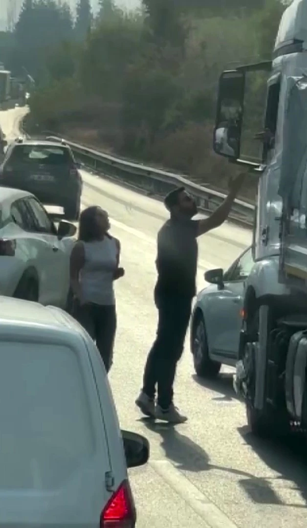 Otoyolda trafik terörü, yol kesip sürücüyle tartıştılar
