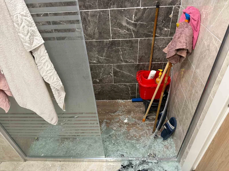 Diyarbakır’da üzerine duş kabini düşen kadın hastanelik oldu
