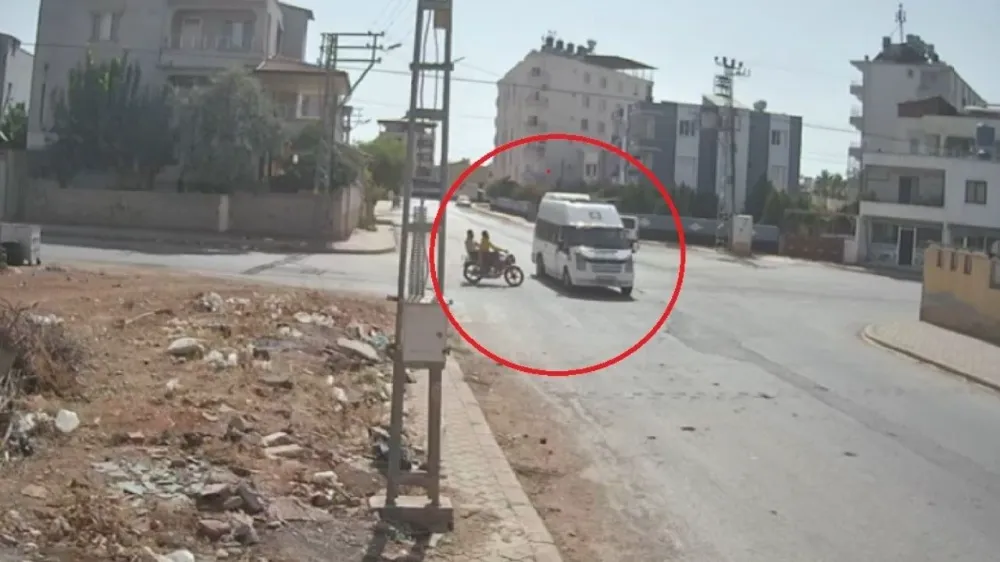 Motosiklet, minibüse ok gibi saplandı