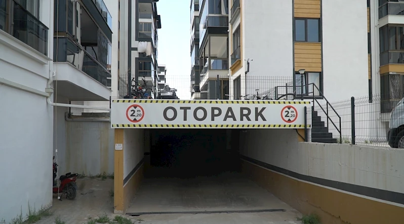 Isparta’da sitenin otoparkındaki araçlara zarar veren kişi güvenlik kamerasında
