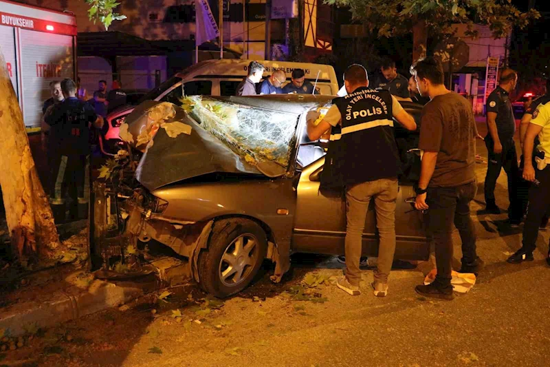 Ağaca ok gibi saplanan otomobilde 2 kişi öldü, sürücü ağır yaralandı
