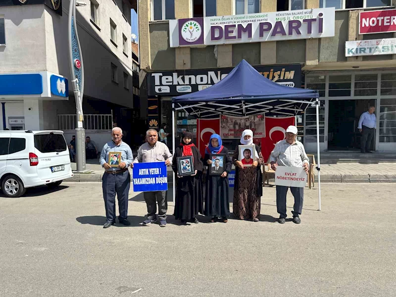 Muşlu ailelerin DEM Parti önündeki eylemi sürüyor
