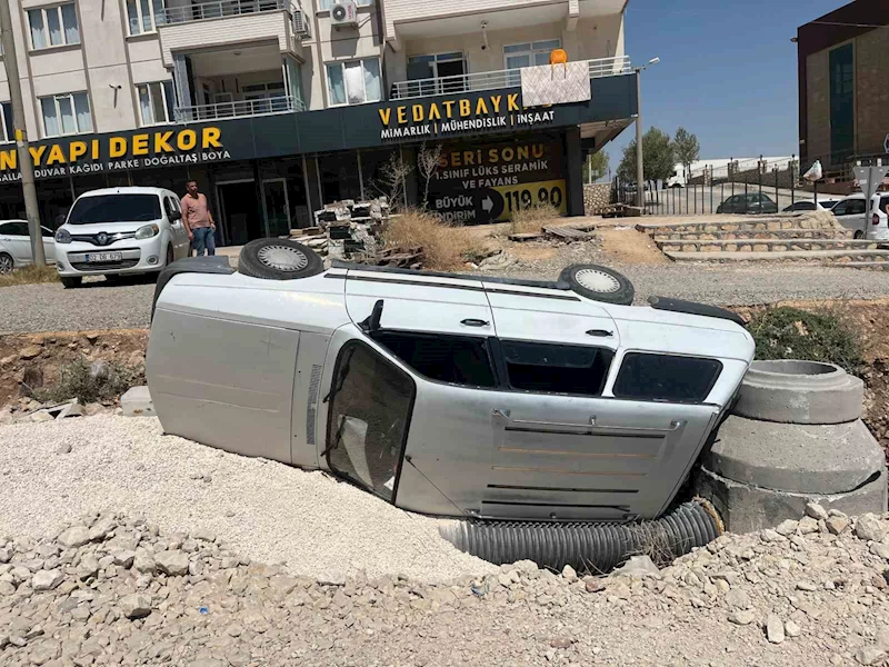 Otomobil altyapı çukuruna düştü: 5 yaralı
