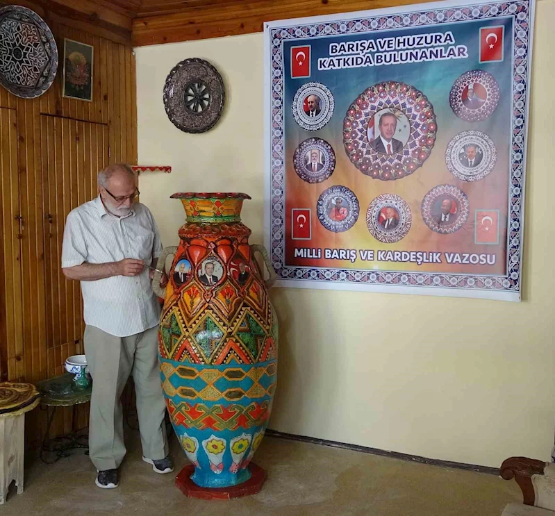 Kütahyalı sanatçıdan 165 santimetrelik vazo ile 8 devlet büyüğüne vefa

