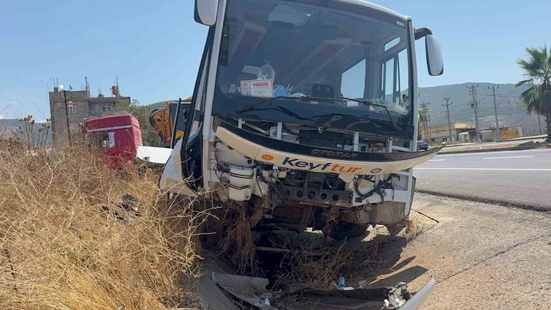 Antalya’da tur otobüsü drenaj hendeğine girdi: 23 yaralı
