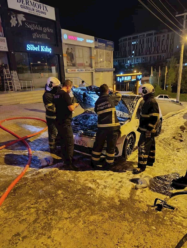 Mardin’de seyir halindeki otomobil alev aldı
