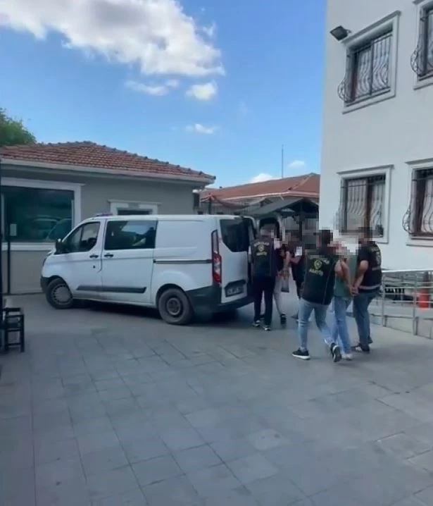 Bağcılar’da iş yerine silahla ateş açan şüpheliler yakalandı

