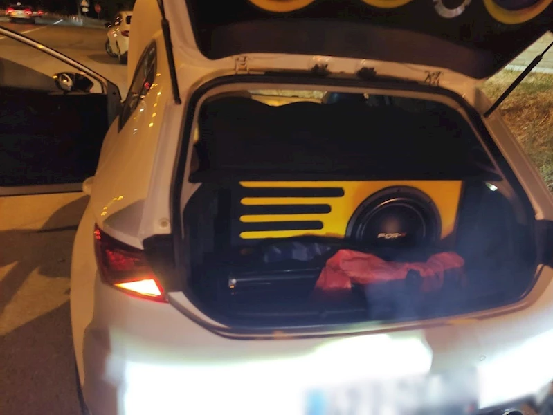 Abartı egzoz ve kurallara aykırı cihaz kullanan sürücü trafikten men edildi
