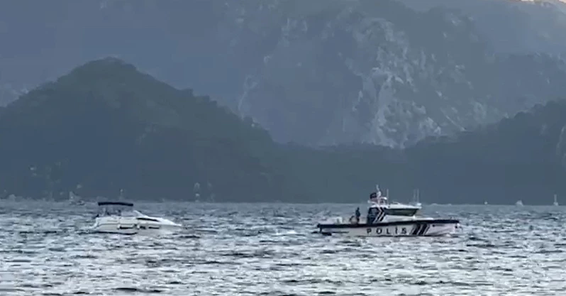 Marmaris’te denizde arızalanan teknedeki vatandaşlar polis botu ile kurtarıldı
