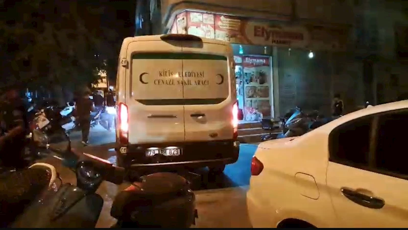 Kilis’te dün akşam saatlerinden beri kayıp olan 2 yaşındaki Arıc Aljaroukh adlı kız çocuğu, evine yakın metruk bir binadaki kuyuda ölü bulundu.
