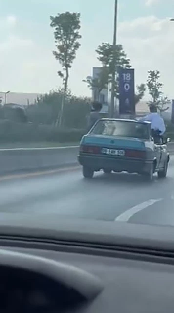 Seyir halindeki araçtan sarkarak hayatlarını hiçe saydılar
