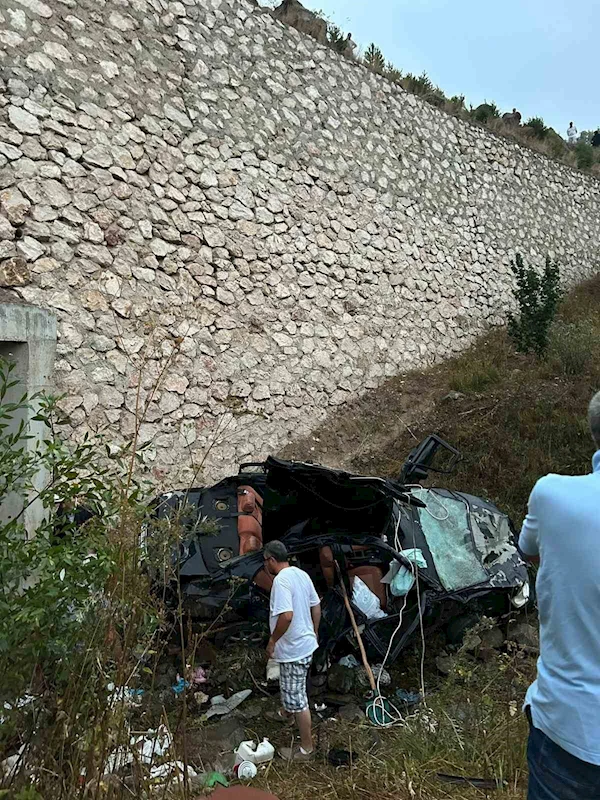 Hurdaya dönen otomobil iki kişiye mezar oldu
